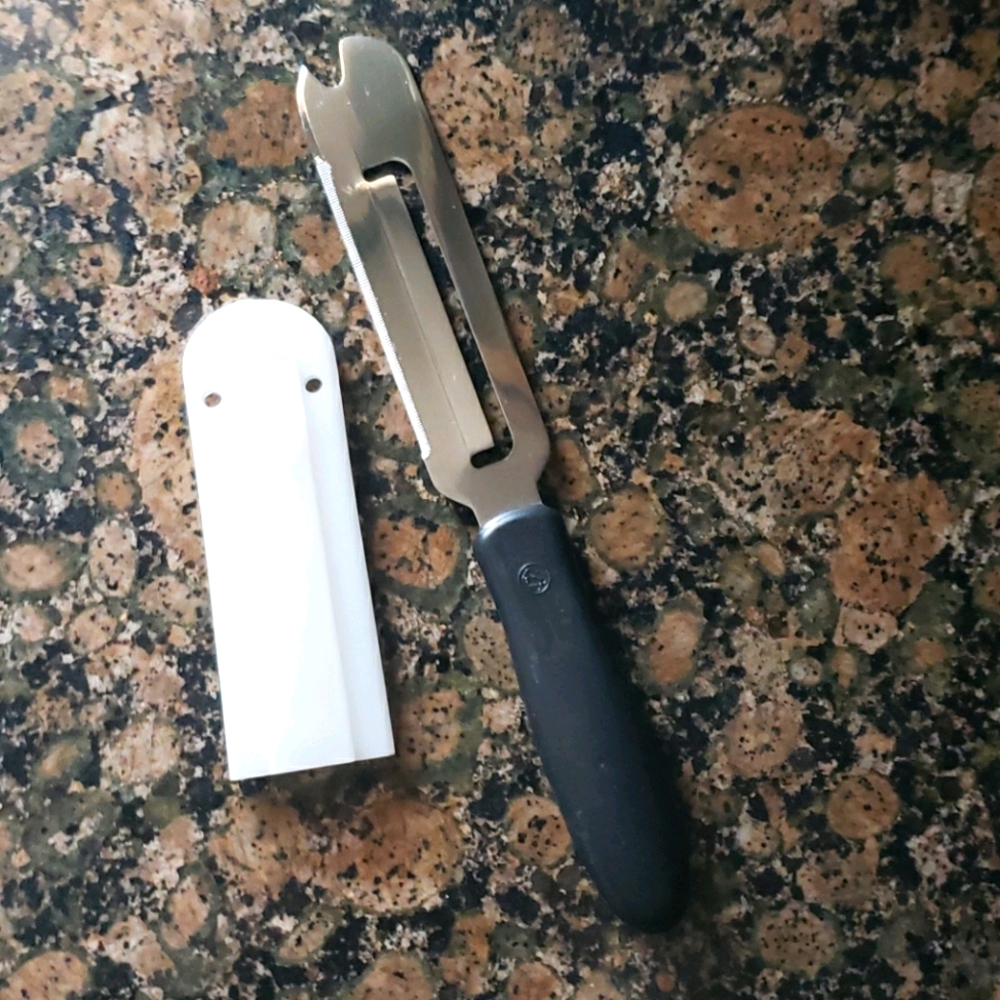 Pampered Chef Cheese Knife, EUC, protective cover